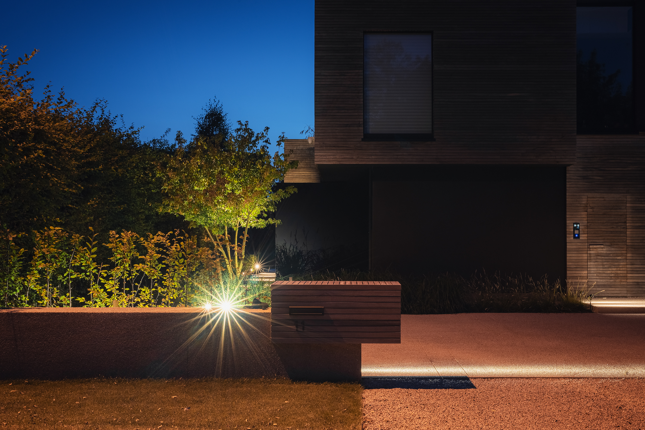 Oprit van een huis met verlichting.