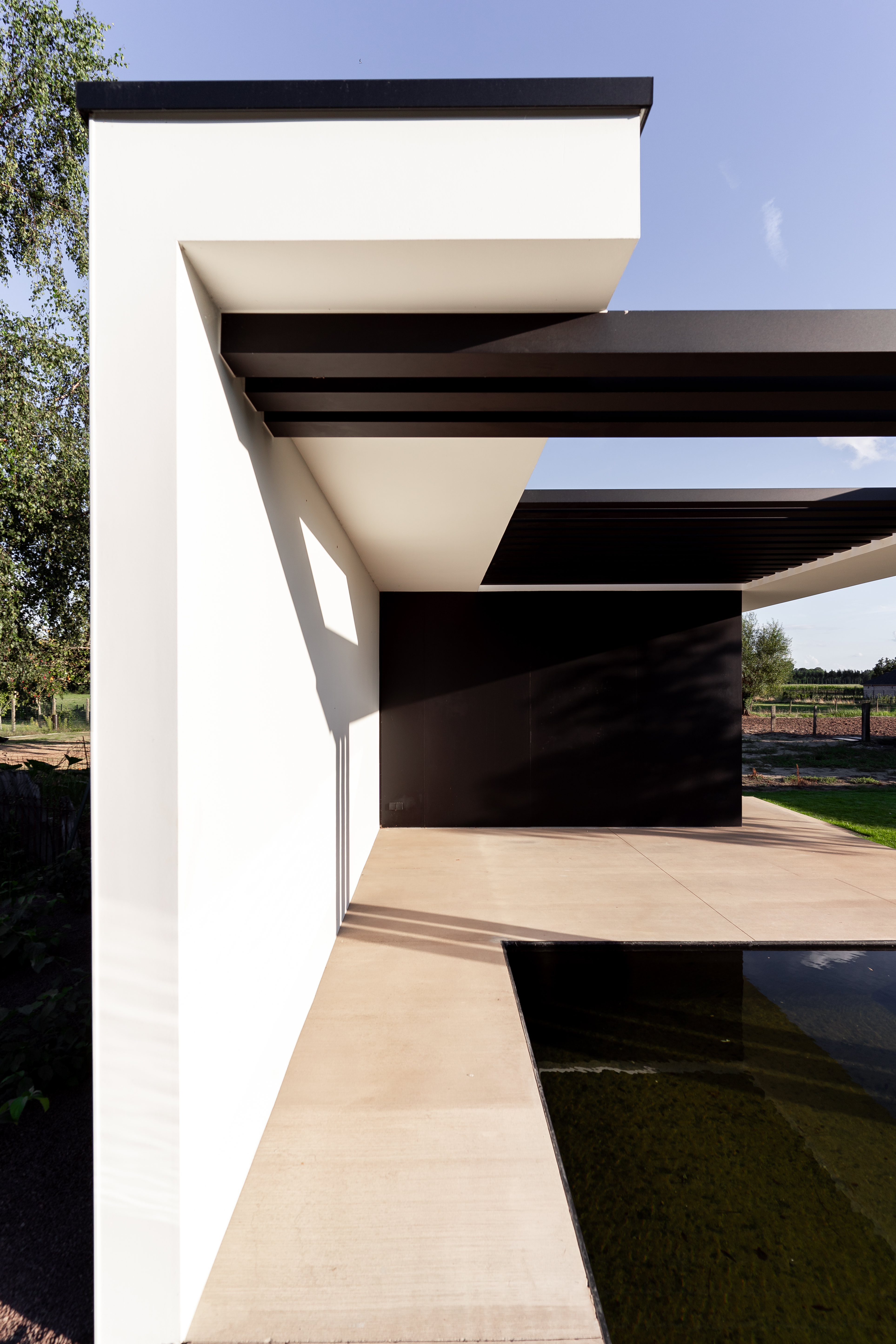 Poolhouse bij een zwemvijver.