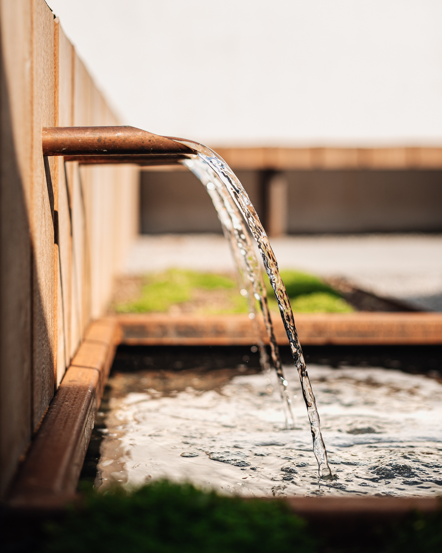 Een waterelement in een tuin.